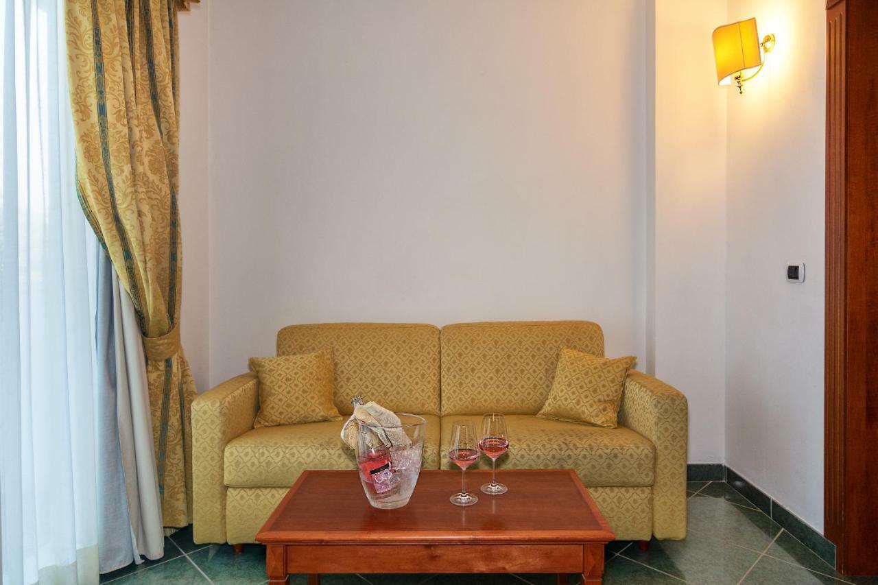 מרינה די פיאטרסנטה Hotel Residence Villa Marzia מראה חיצוני תמונה